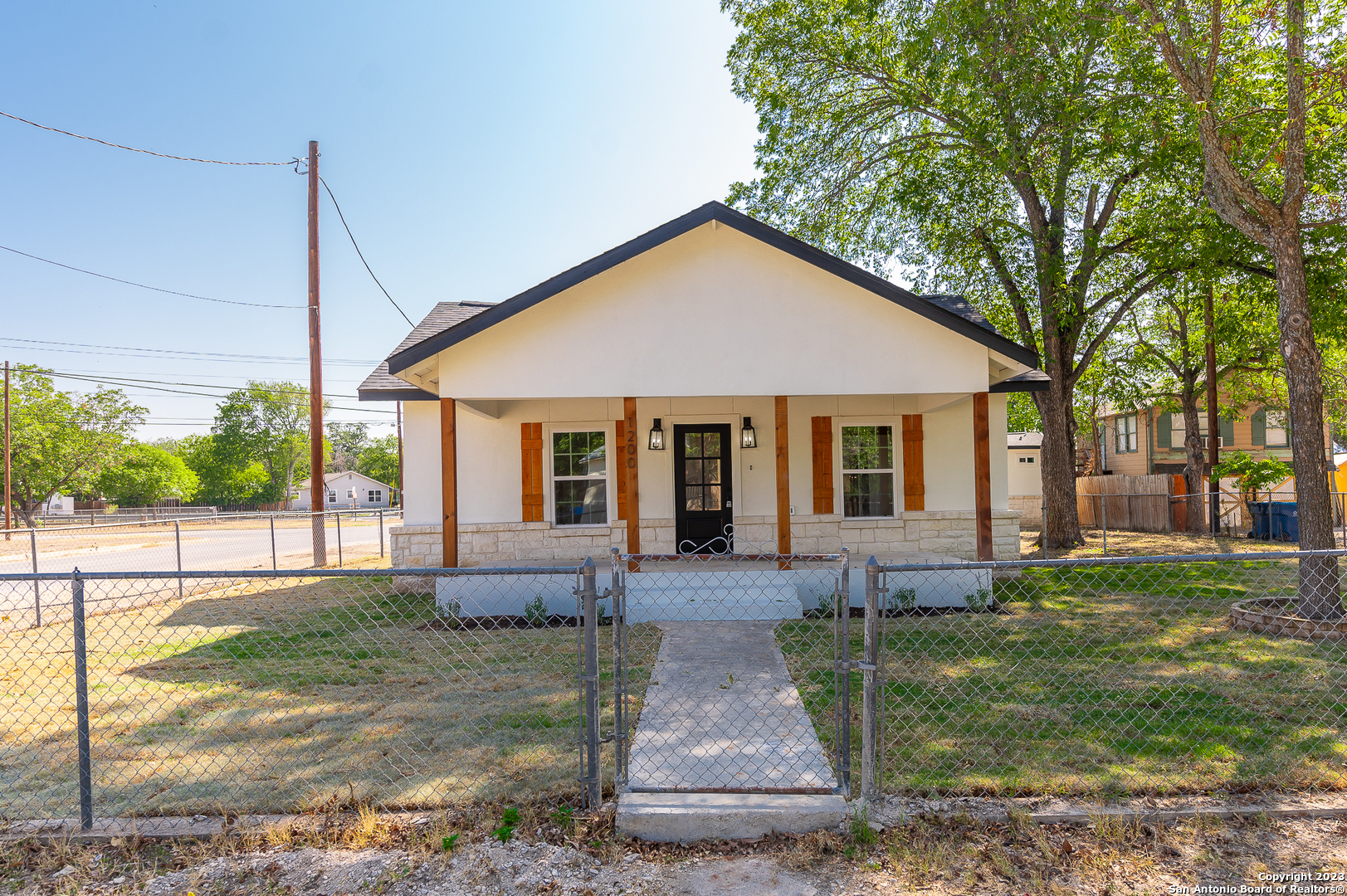 Property Photo:  1200 N Park Street  TX 78028 