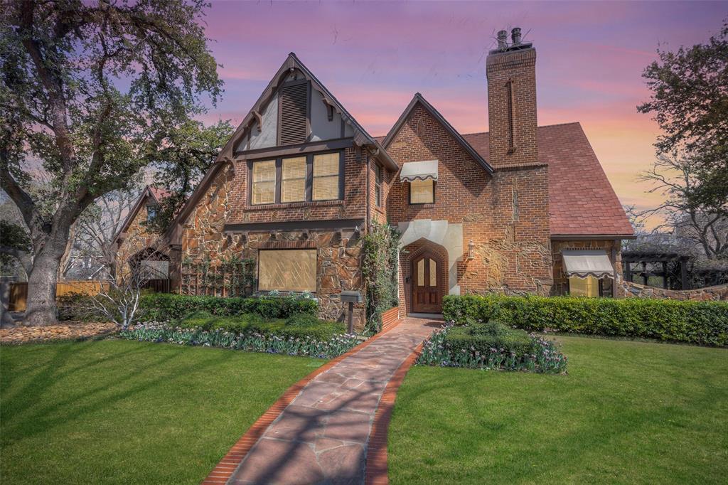 Property Photo: 2805 Alton Road TX 76109