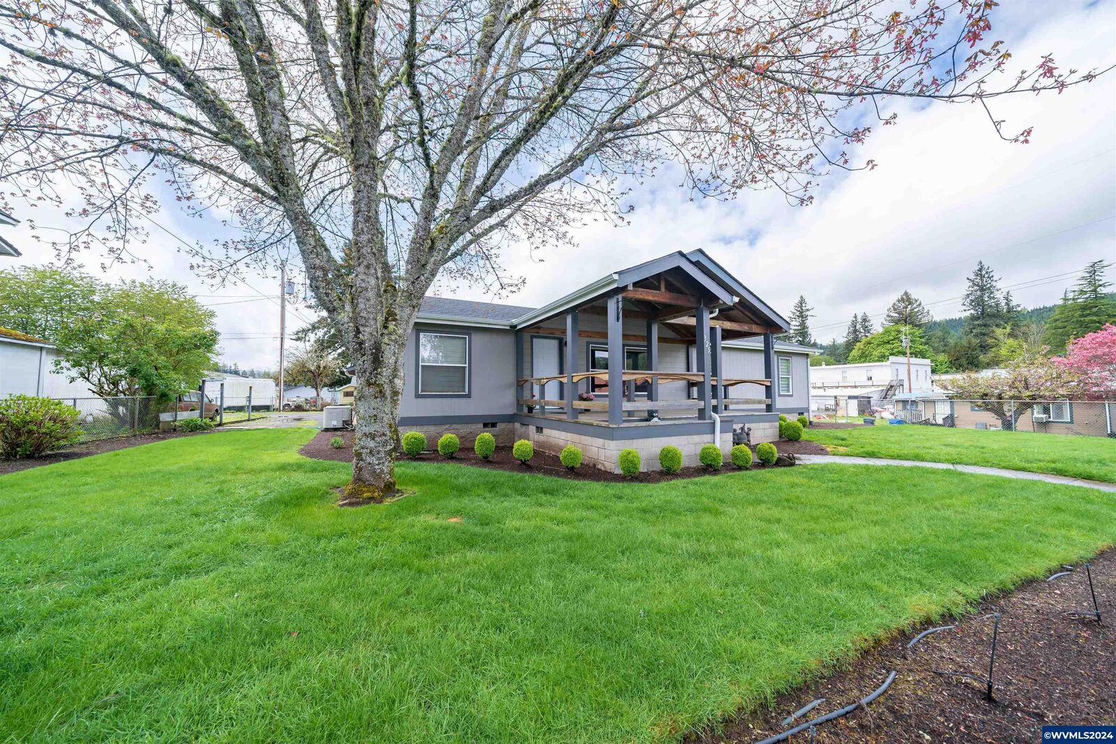 Property Photo: 325 S 1st Av OR 97360