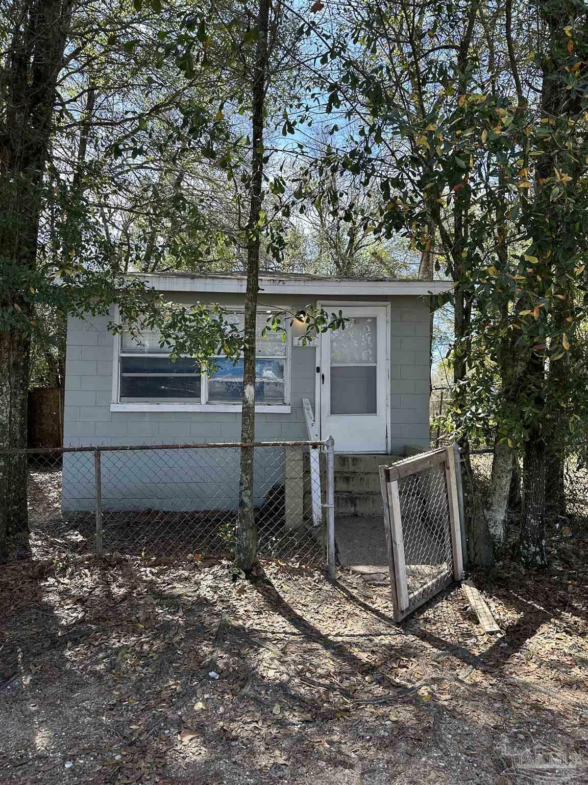 Property Photo:  1011 W Hatton St  FL 32501 