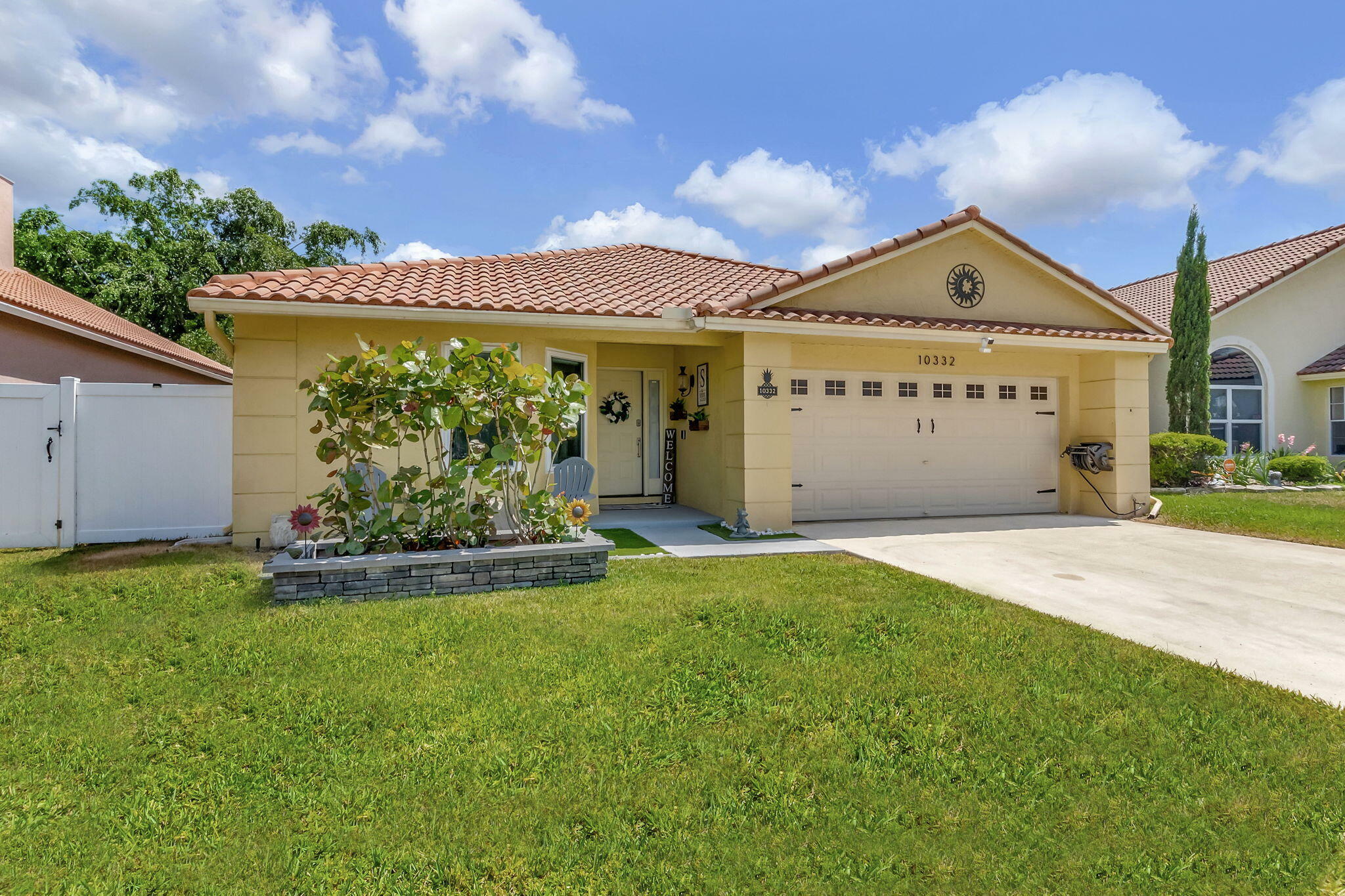 Property Photo:  10332 Islander Drive  FL 33498 