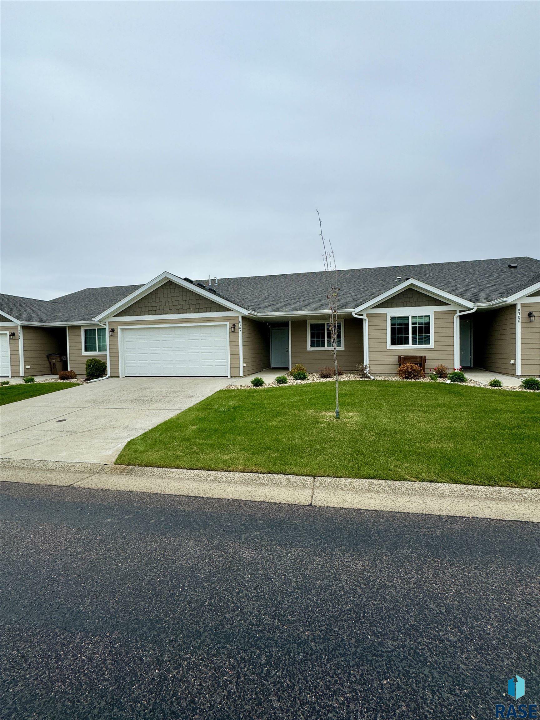 Property Photo:  6302 W Maxwell Pl  SD 57107 