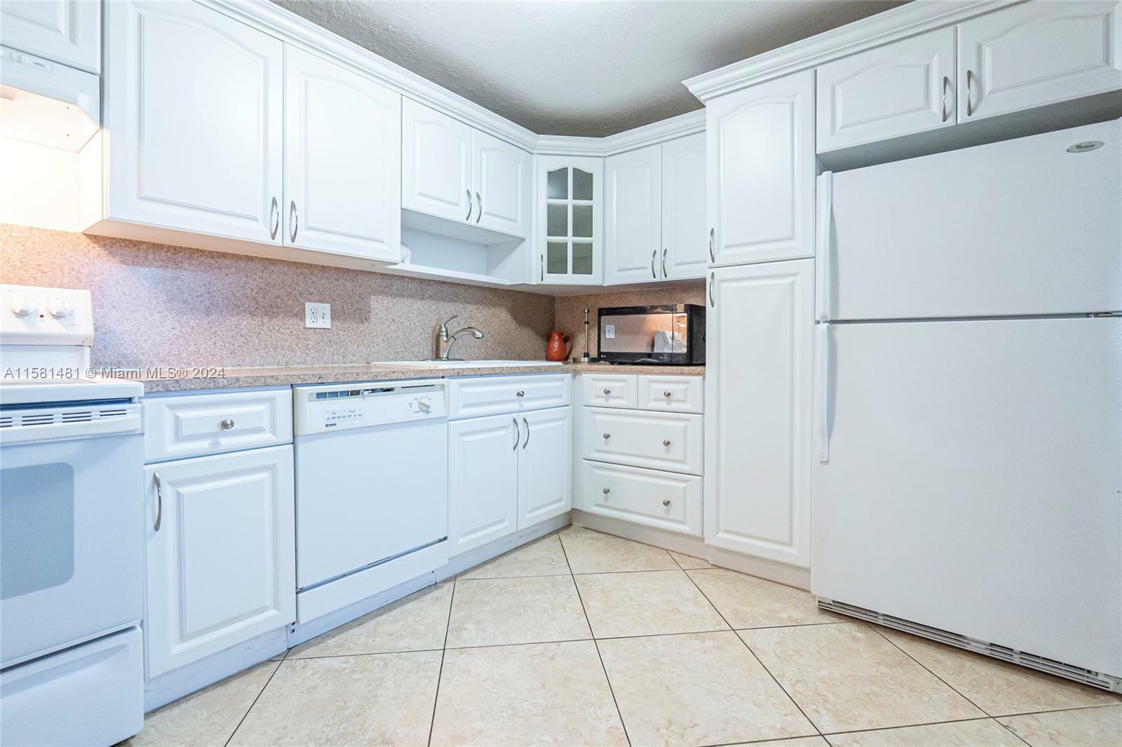 Property Photo:  1811 Jefferson St 810  FL 33020 