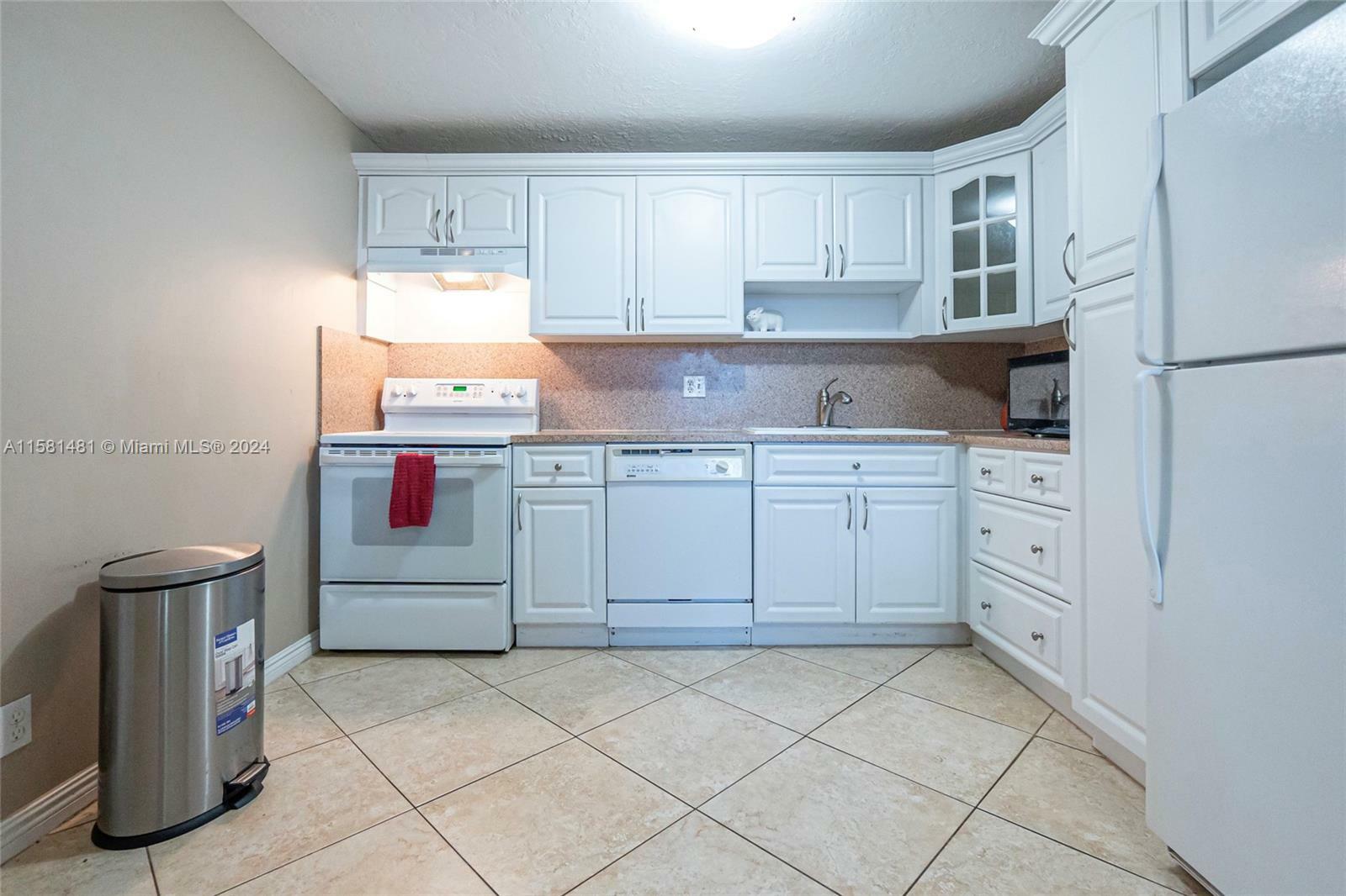 Property Photo:  1811 Jefferson St 810  FL 33020 