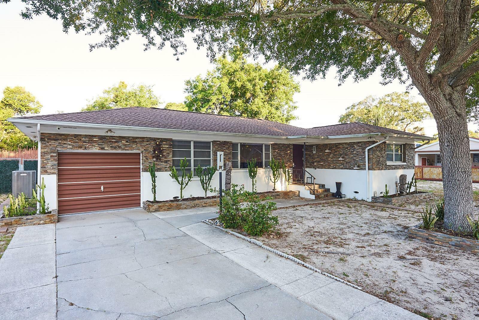 Property Photo:  209 N Walton Avenue  FL 34689 