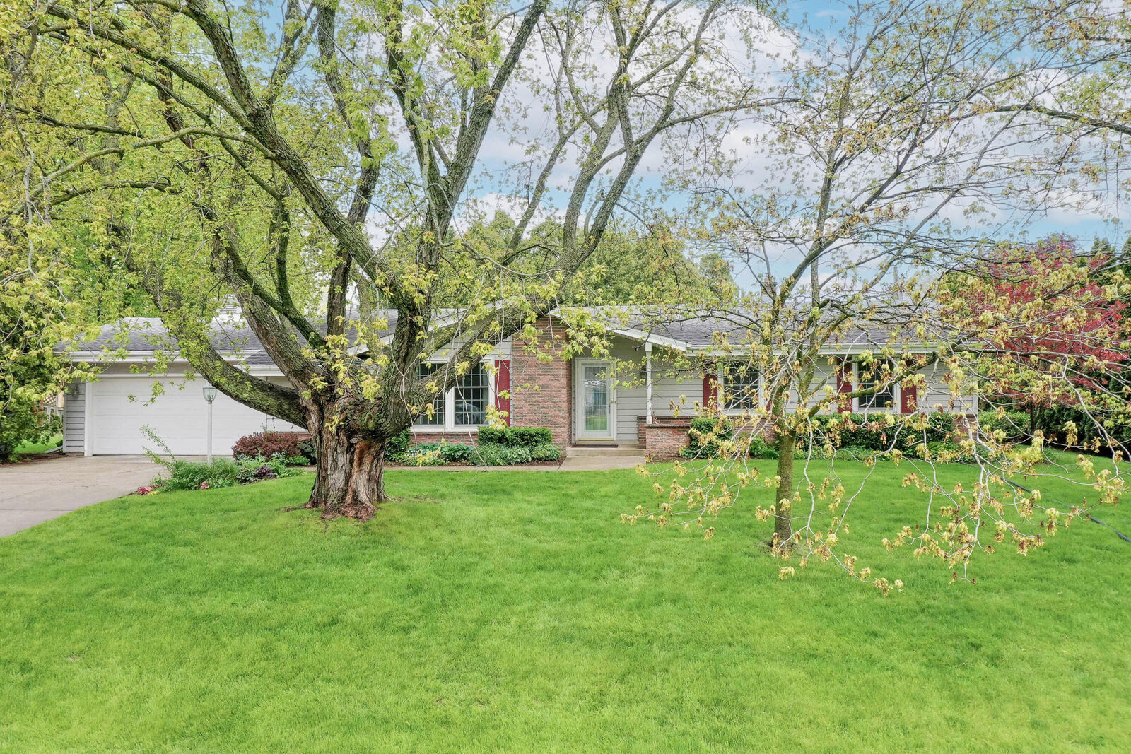 Property Photo: 9520 W Marcelle Ave WI 53224