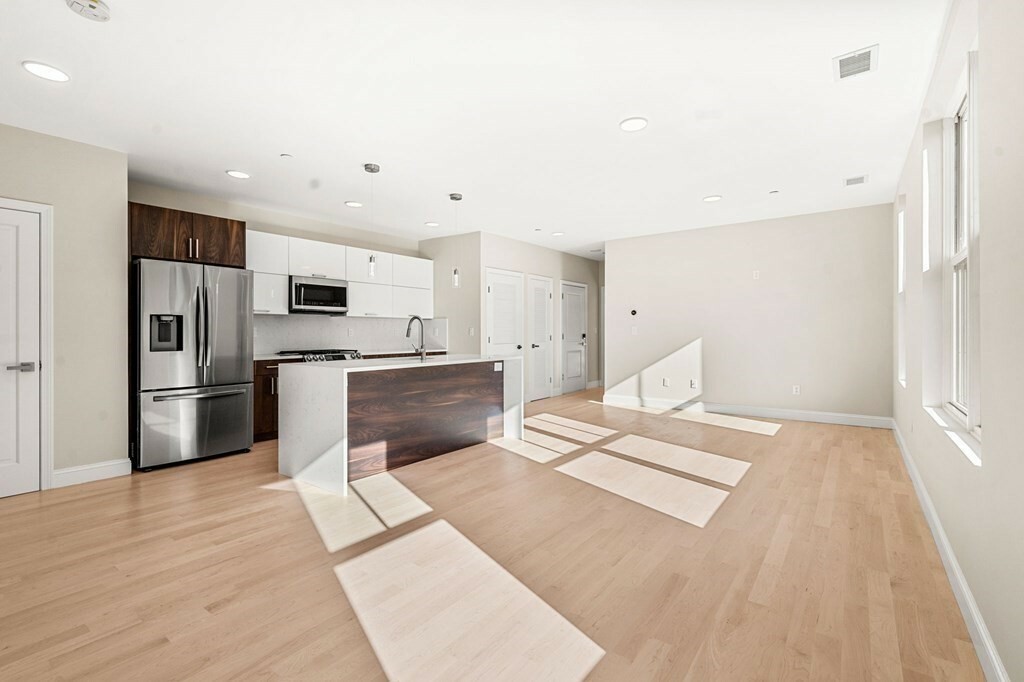 Property Photo:  124 Warren Street 202  MA 02119 