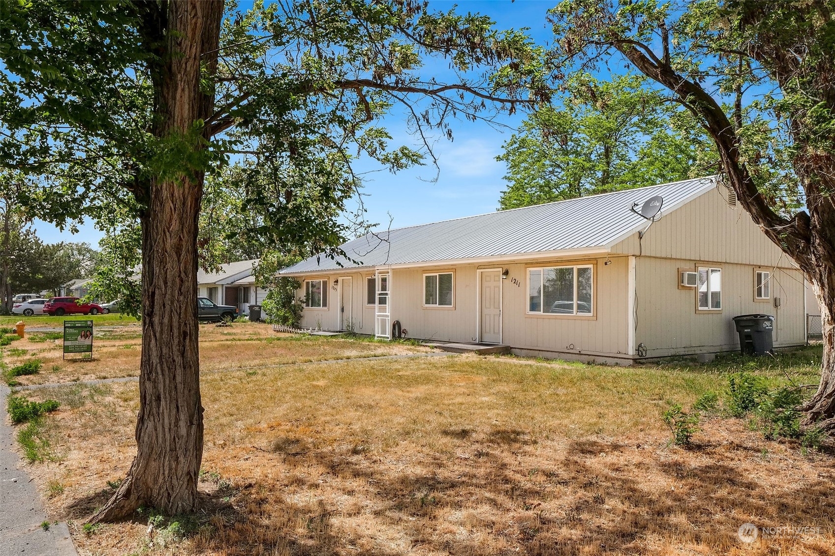 Property Photo:  1211 1213 Vandenberg Avenue  WA 98837 