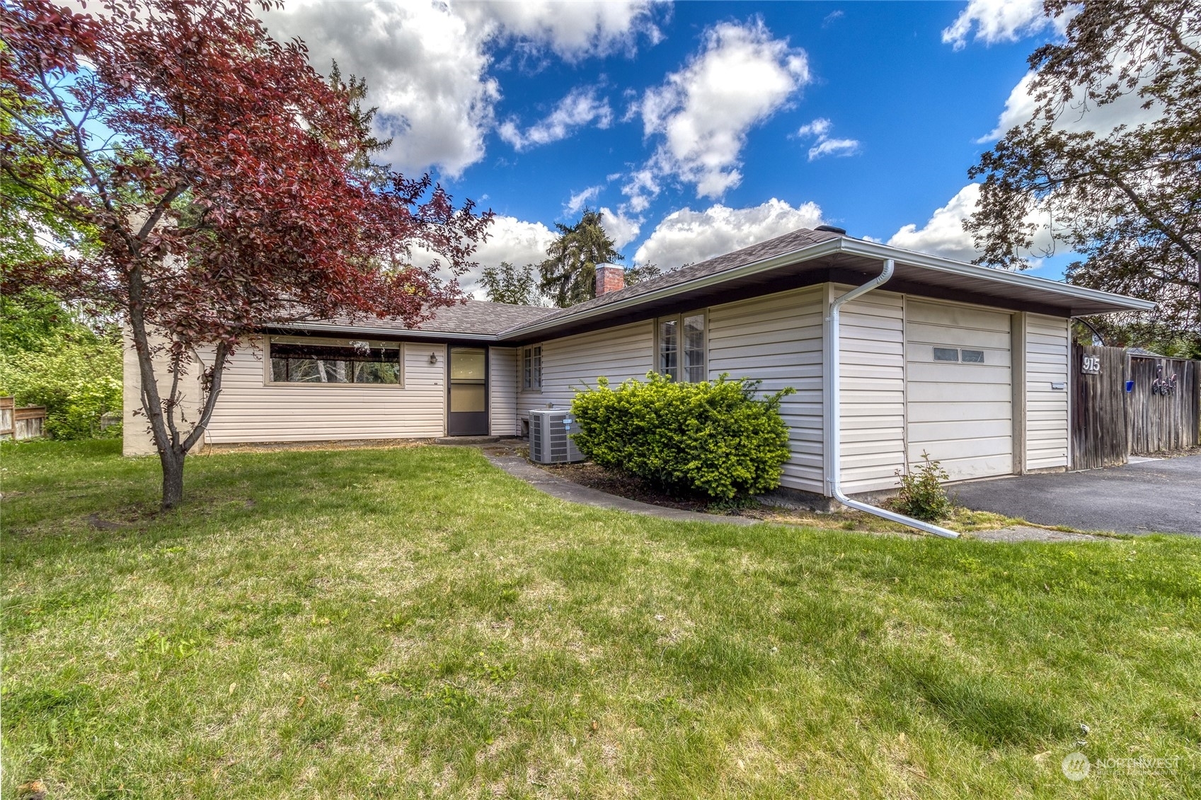 Property Photo:  915 E Chestnut Street  WA 99362 