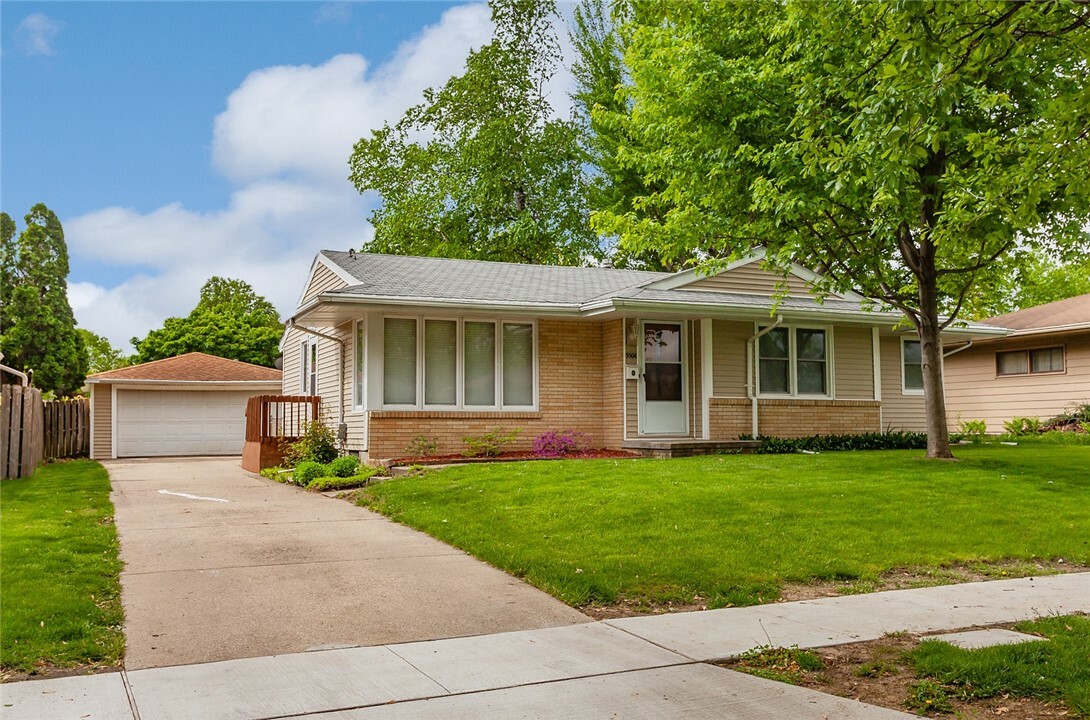 3506 Crestmoor Place  Des Moines IA 50310 photo