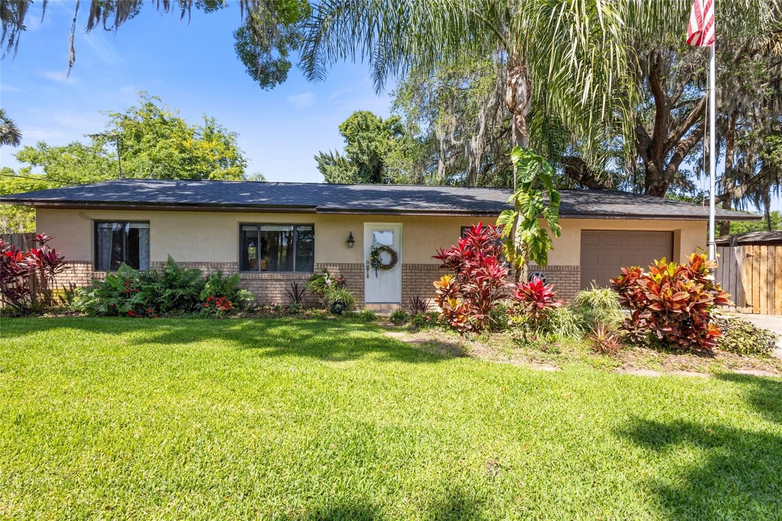 Property Photo:  1014 E Stacy Lane E  FL 32168 