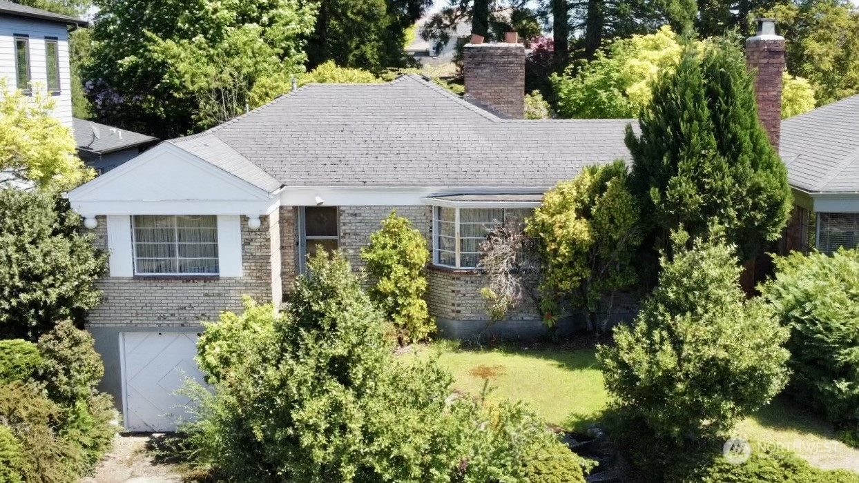 Property Photo: 3020 W Viewmont Way W WA 98199