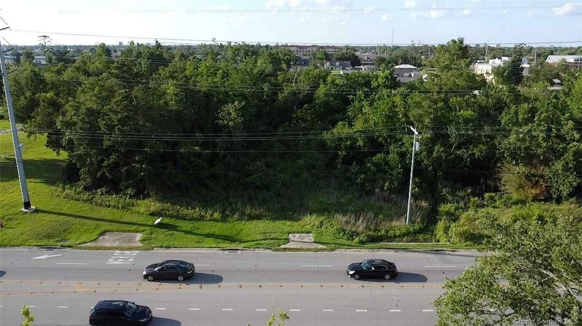 Property Photo: 828 W Prien Lake Road LA 70601