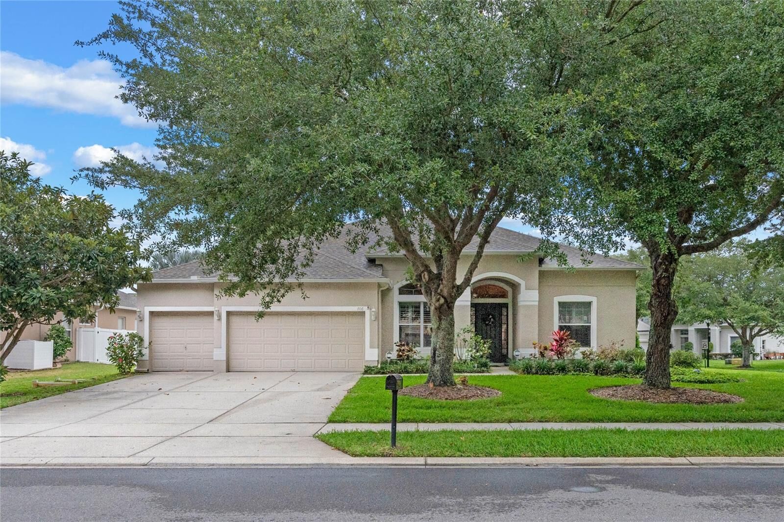 Property Photo:  706 Santee Terre Lane  FL 34787 