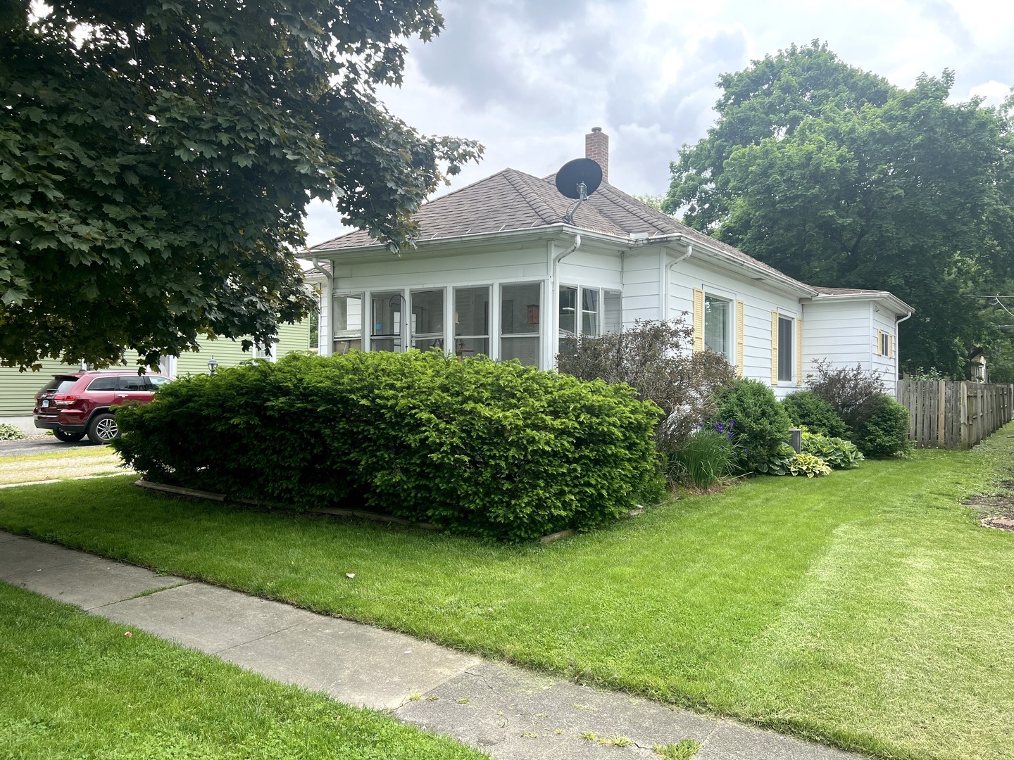 Property Photo:  313 W Delaware Street  IL 60420 