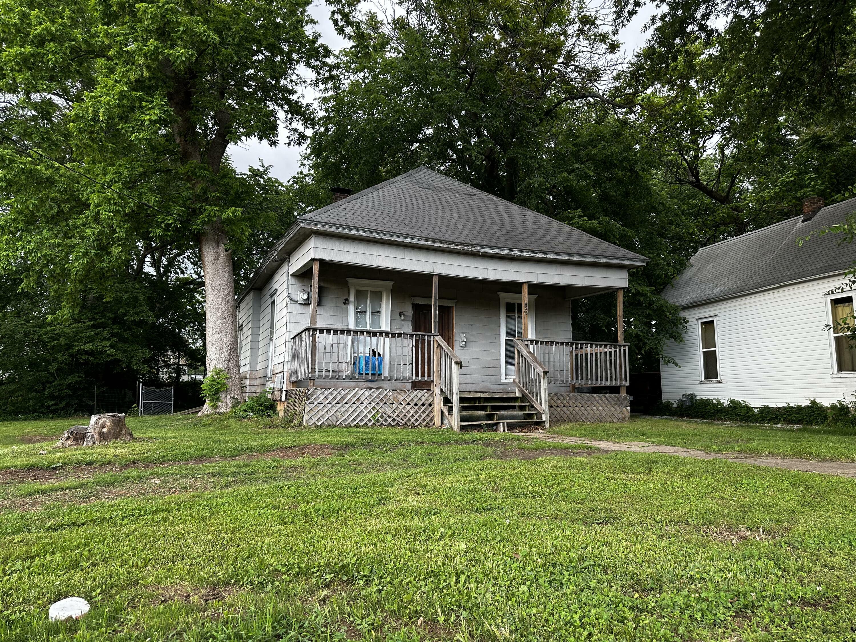 Property Photo:  1425 E Florida Street  MO 65803 