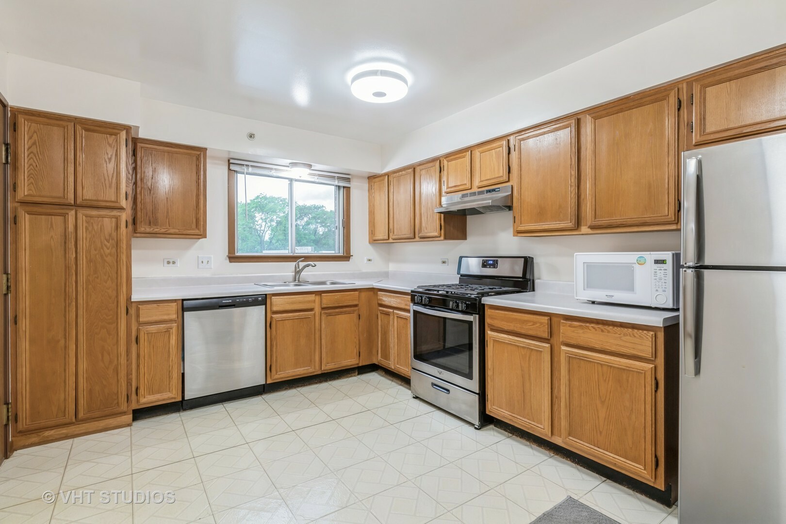 Property Photo:  1516 N River West Court 2A  IL 60056 