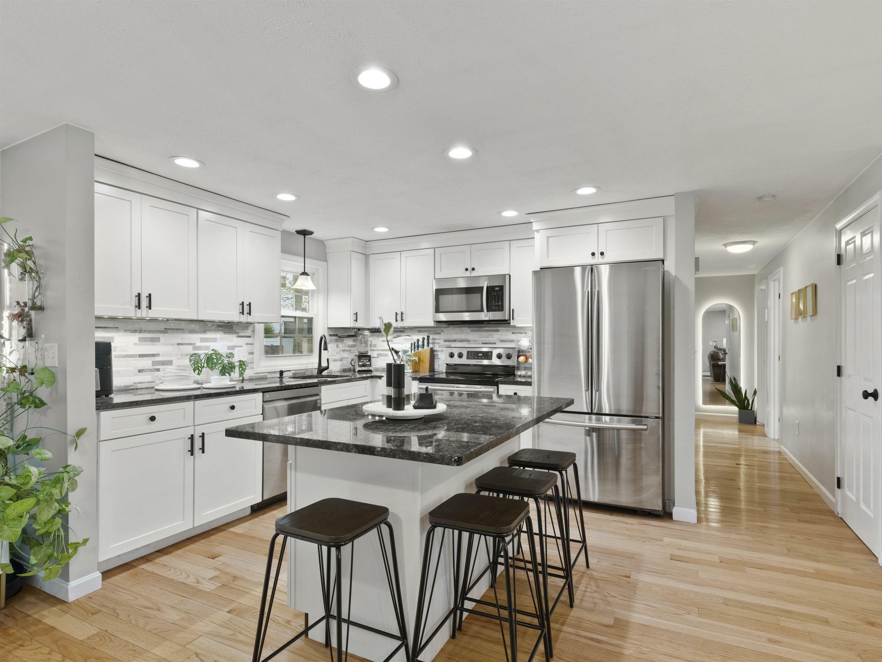 Property Photo: 6 Seneca Drive NH 03062