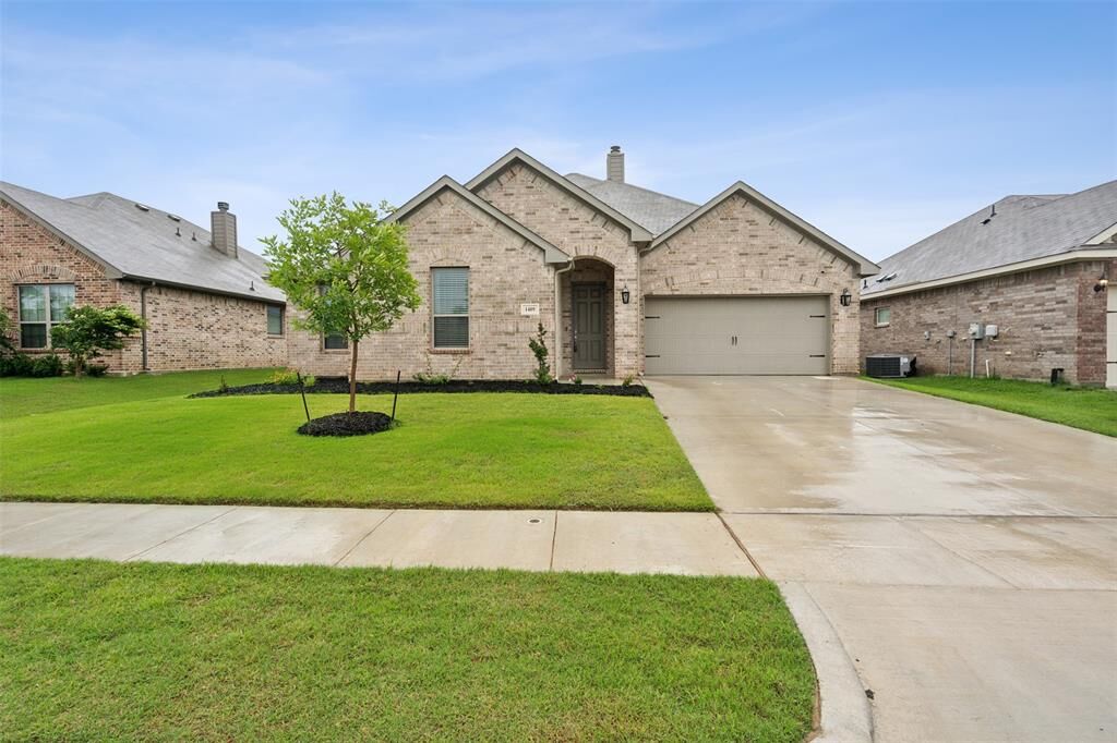 Property Photo: 1409 Lakeview Drive TX 76020