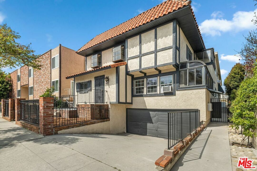 Property Photo: 1143 22nd St 1 CA 90403