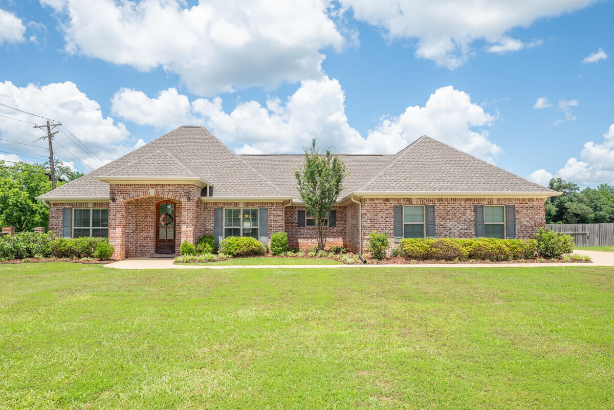 Property Photo: 29 Lenox Ln MS 39702
