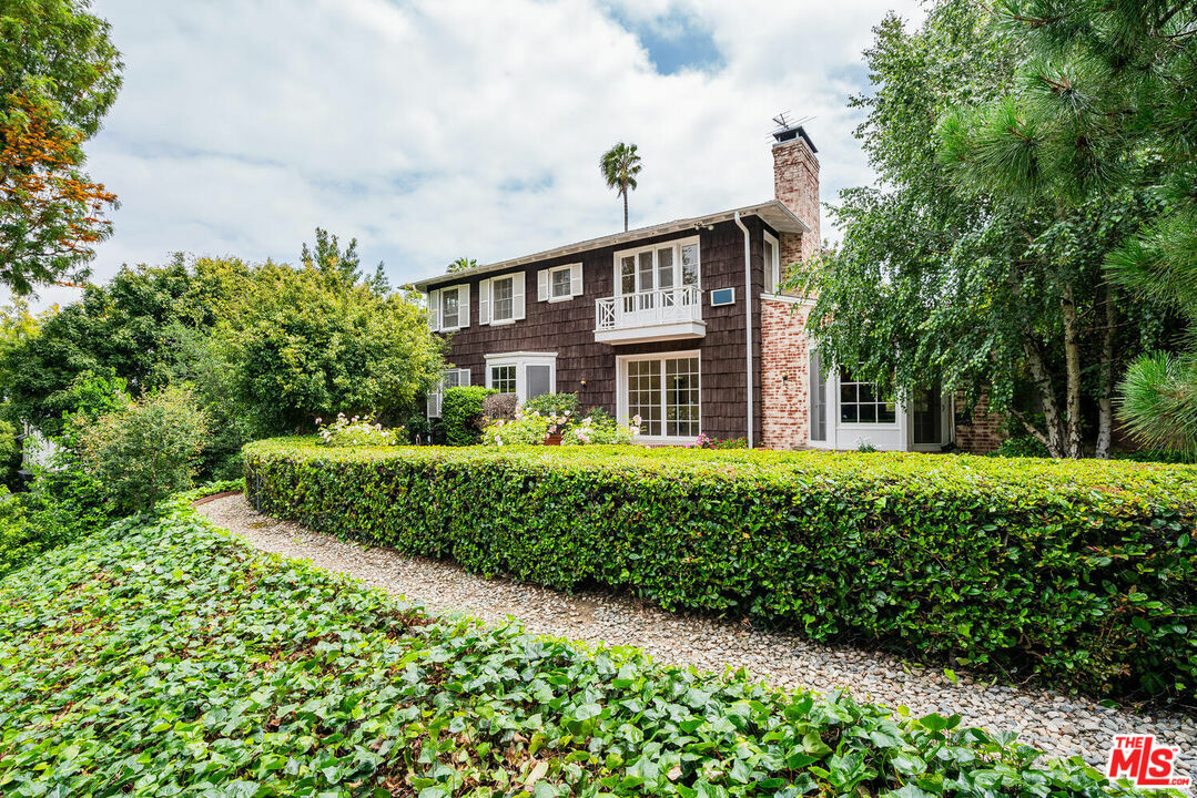 Property Photo:  812 Birchwood Dr  CA 90024 