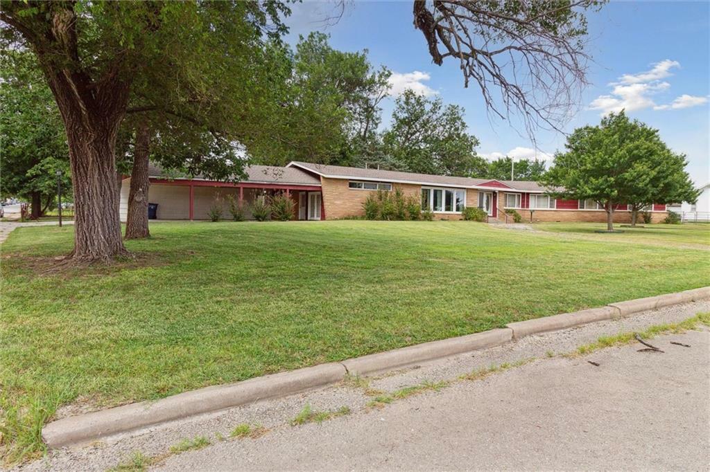 Property Photo:  110 W 9th Avenue  KS 67333 