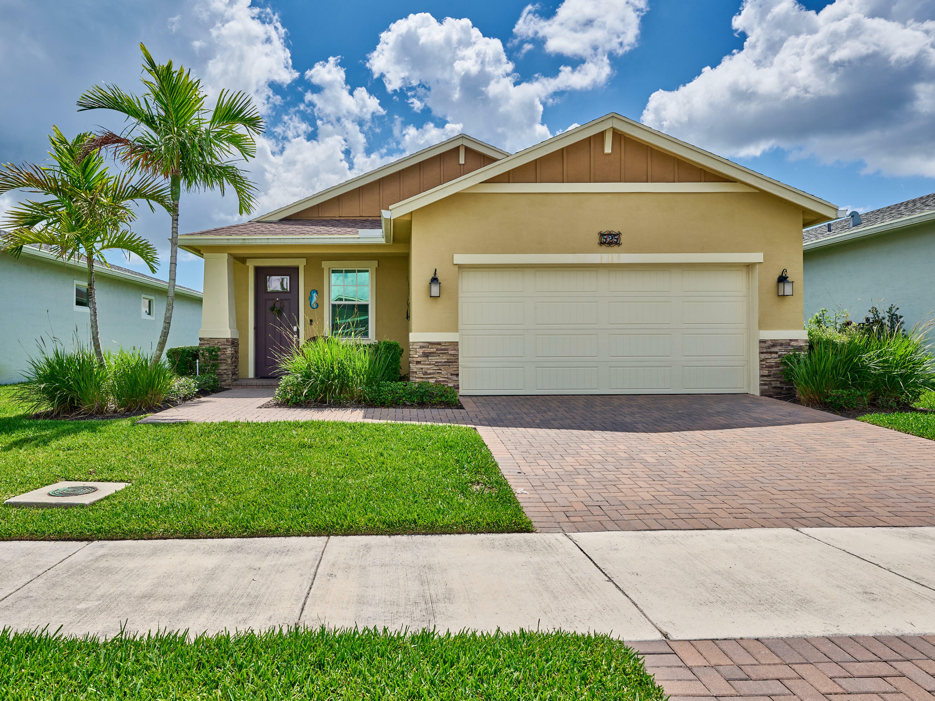 Property Photo:  525 SE Plumeria Drive  FL 34984 