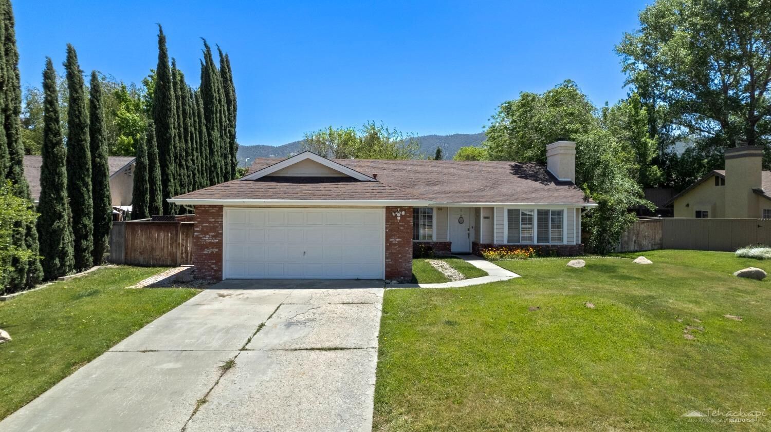 Property Photo: 106 Pinon Street CA 93561