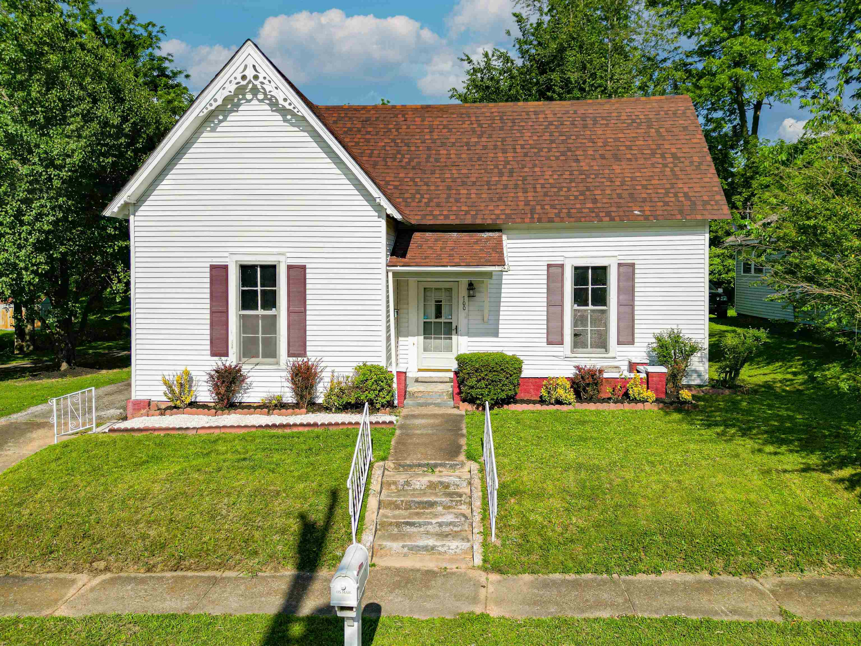 Property Photo:  700 N 18th Avenue  TN 38343 