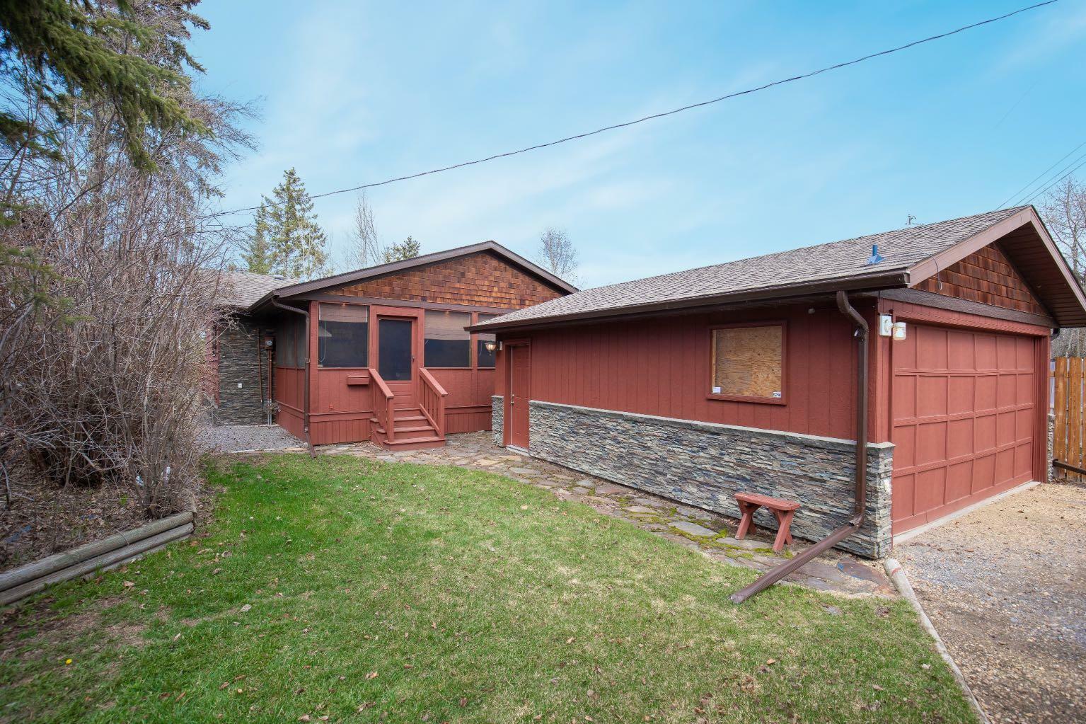 Property Photo: 101 Lakeview Avenue AB T4L 2N1