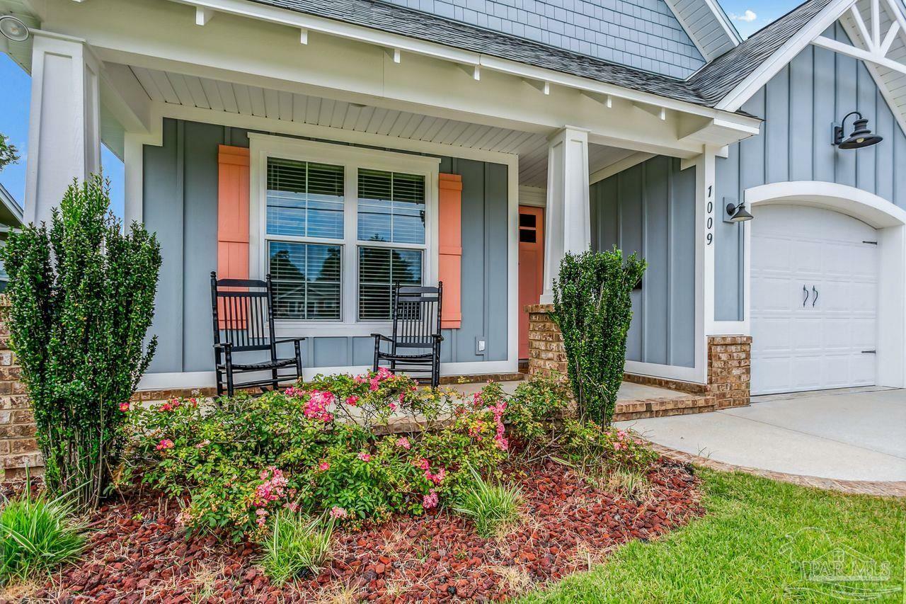 Property Photo: 1009 E Gonzalez St FL 32503