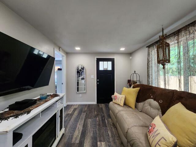 Property Photo:  334 E Chestnut Avenue  FL 32539 