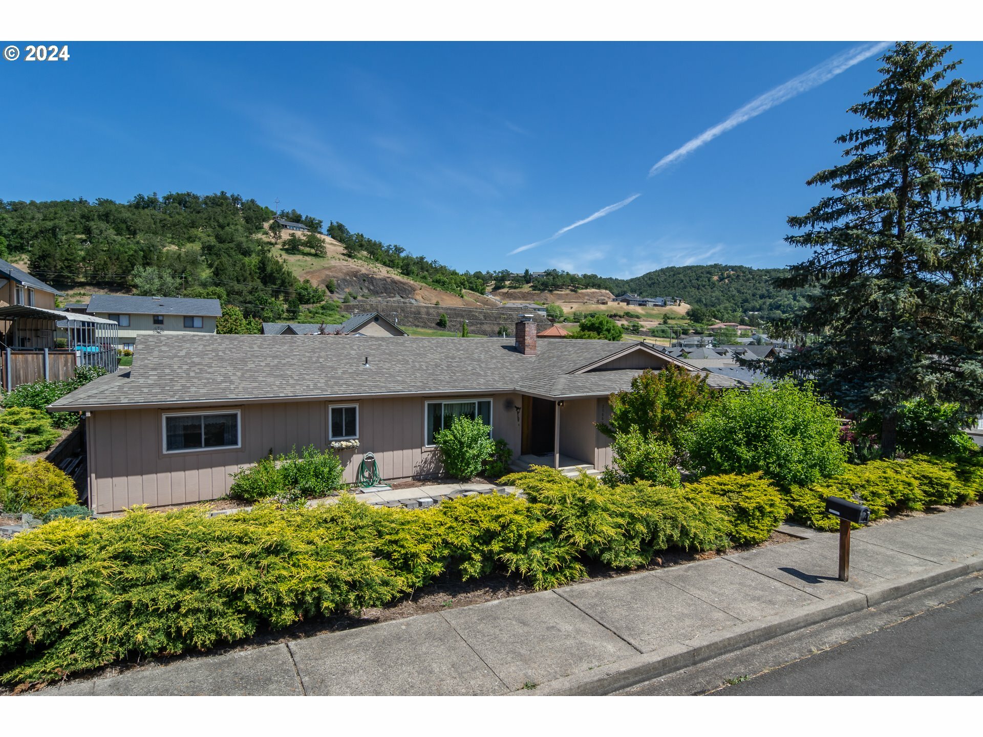 2066 NW Sunberry Dr  Roseburg OR 97471 photo