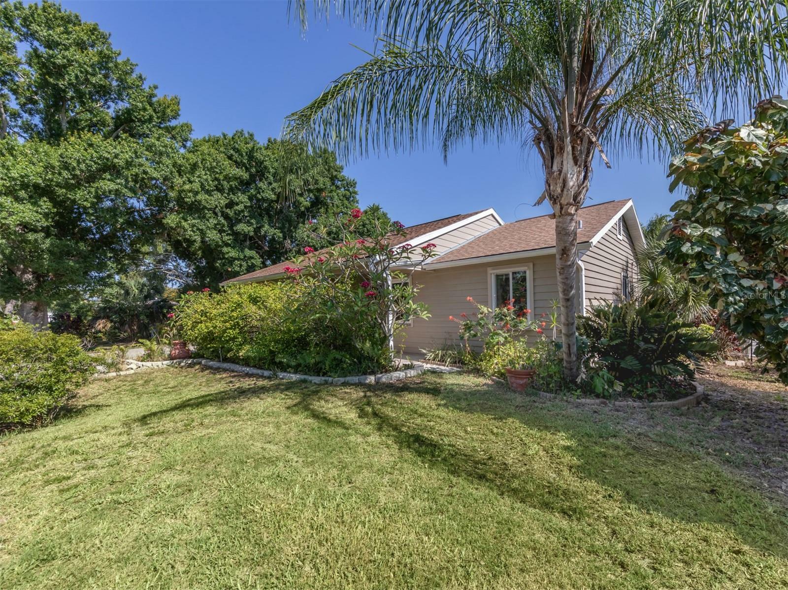 Property Photo:  601 E Seminole Drive  FL 34293 