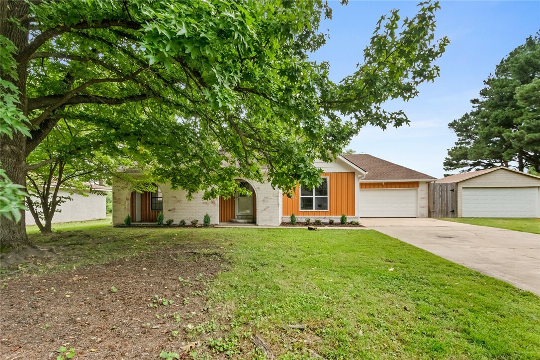 Property Photo:  522 Oakwood Street  AR 72745 