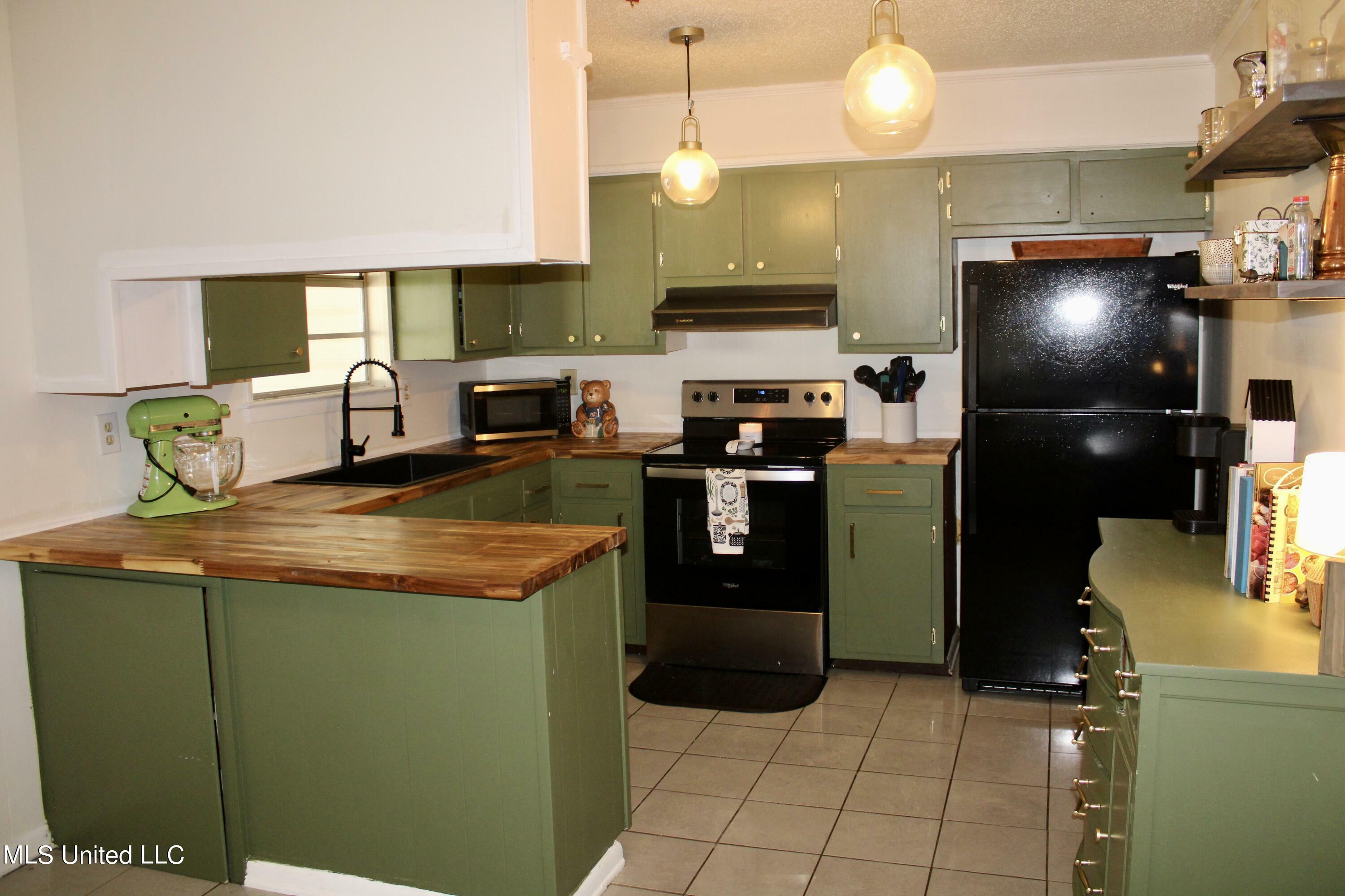 Property Photo:  113 Woodland Drive  MS 39452 