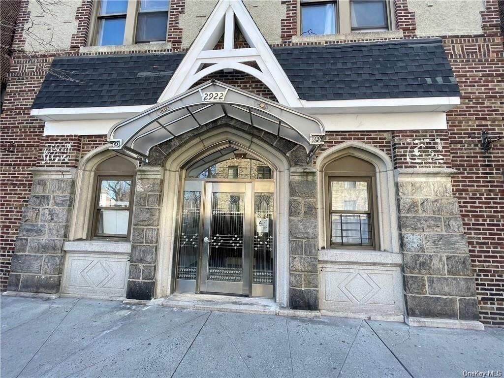 Property Photo: 2922 Barnes Avenue 6E NY 10467