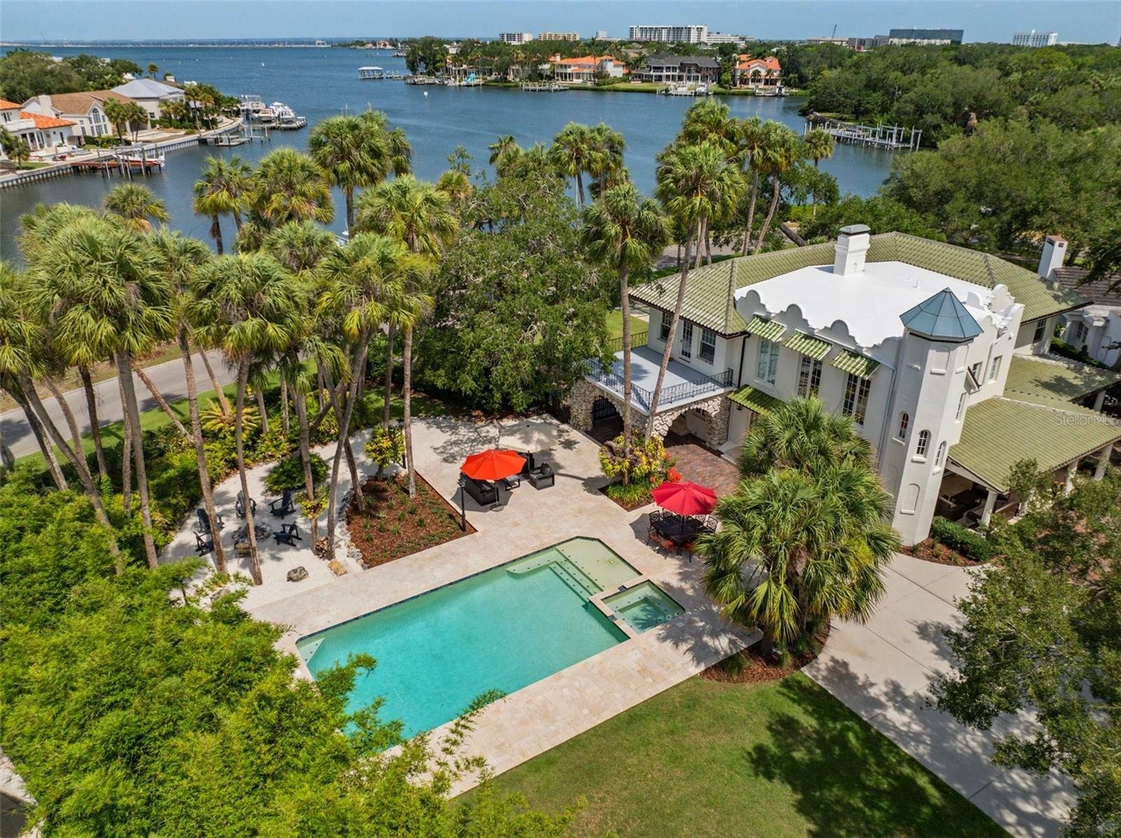 Property Photo: 828 Bayside Dr FL 33609