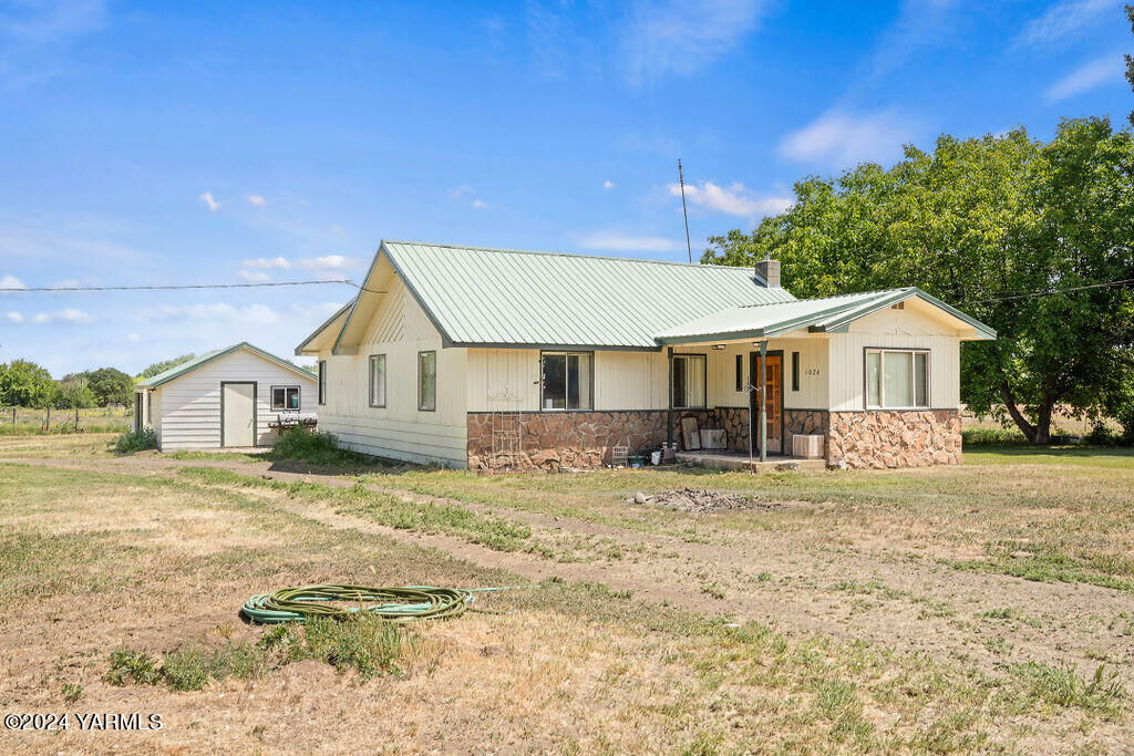 Property Photo: 1024 Cowiche Mill Rd WA 98923