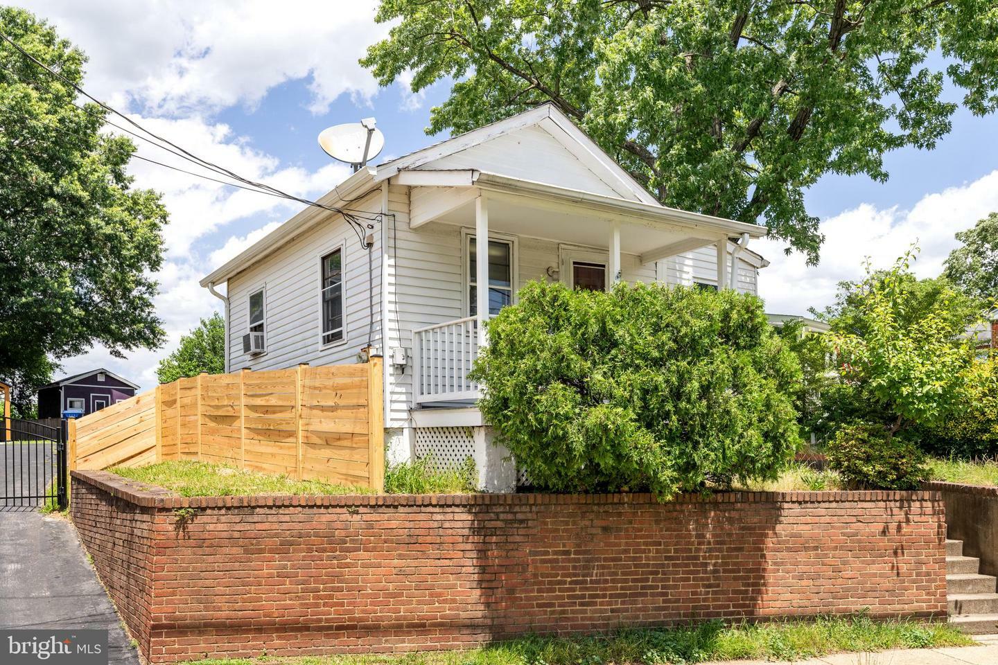 Property Photo:  3315 King Street  VA 22302 