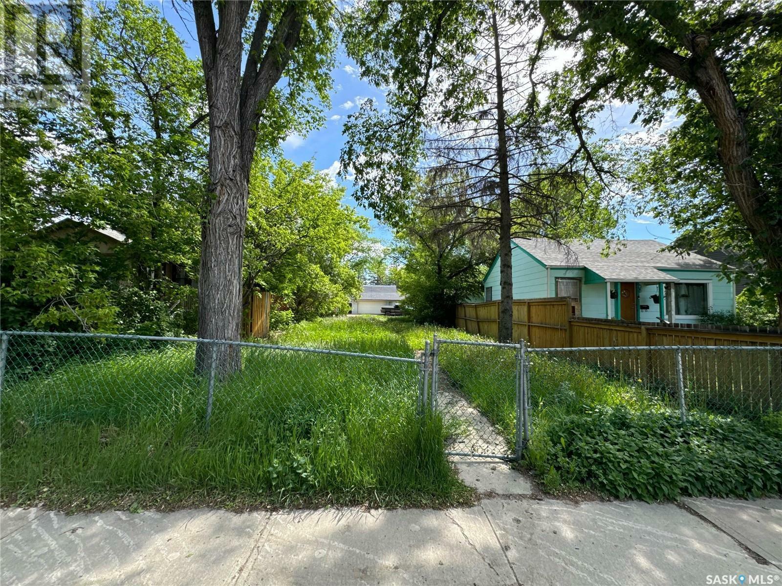 Property Photo:  1235 King Street  SK S4T 4G1 