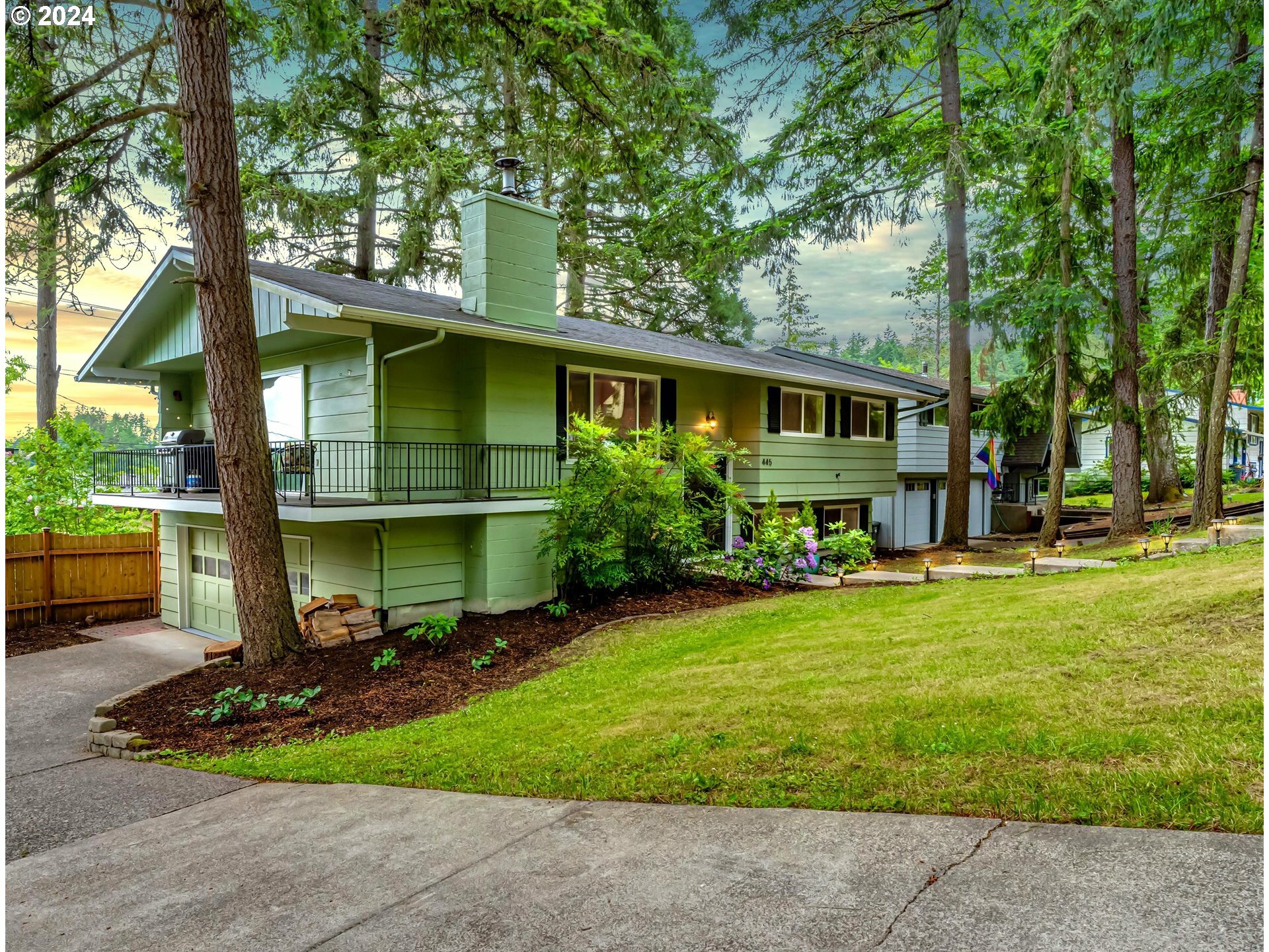 Property Photo: 445 Kingswood Ave OR 97405