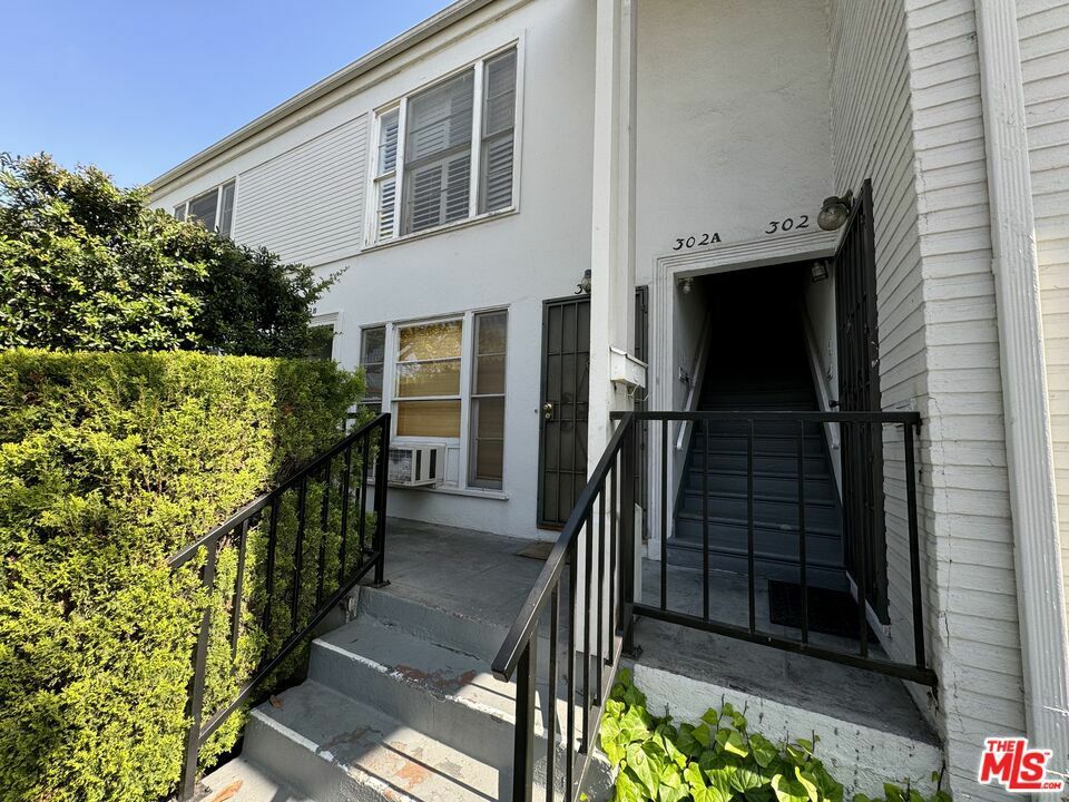 Property Photo:  300 S Doheny Drive 302A  CA 90211 