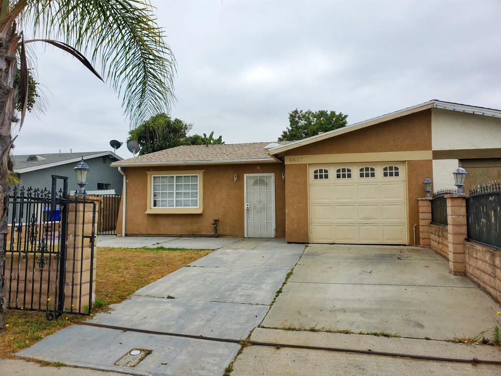 Property Photo:  4627 Calle De Retiro  CA 92057 