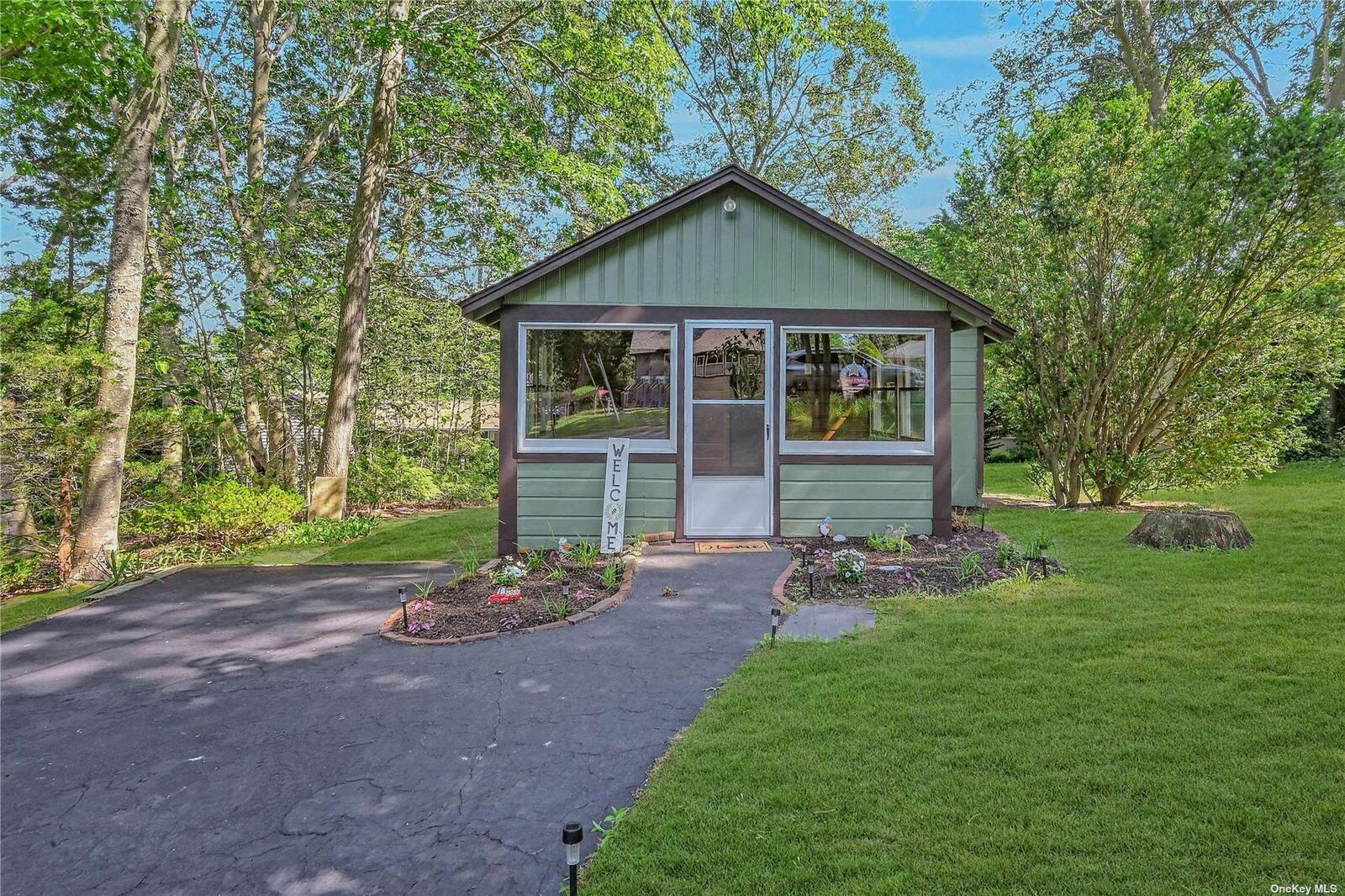 Property Photo:  3 Cedar Drive  NY 11901 