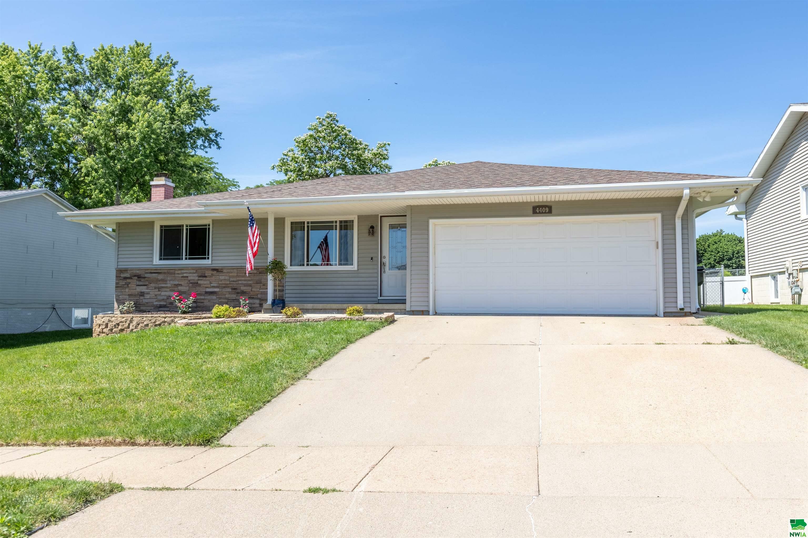 Property Photo:  4409 Wellington Ave  IA 51106 