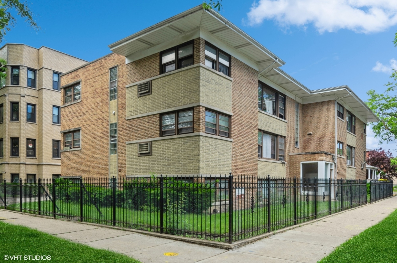 Property Photo:  2000 W Arthur Avenue 1S  IL 60645 