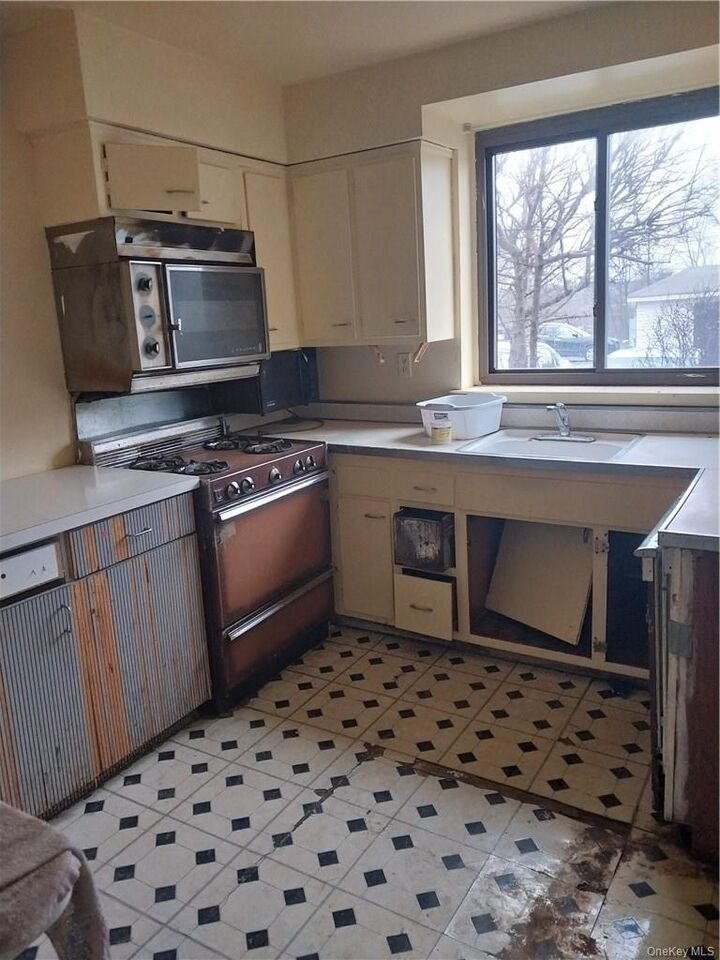 Property Photo:  250 N Main Street F5  NY 10977 