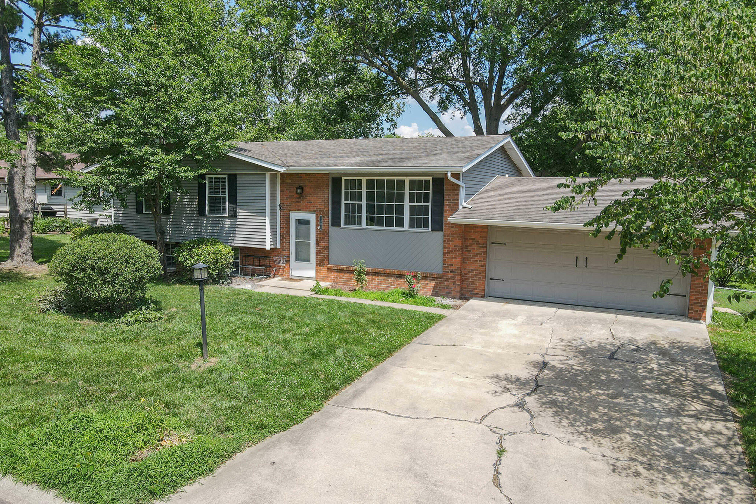 Property Photo:  1404 S Pickford Pl  MO 65203 